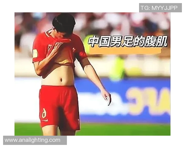 足球明星的腹肌纹身艺术展示与健身魅力的完美结合